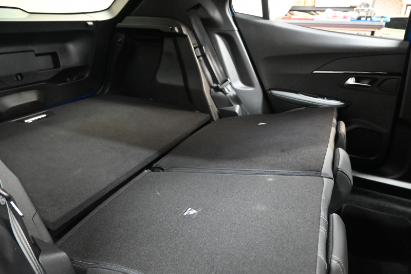 プジョー 2008 ｱﾘｭｰﾙ　 ACC LKA LPA CarPlay Pｽﾀ ECO ｺﾝﾋﾞﾚｻﾞｰ 7ｲﾝﾁﾀｯﾁｽｸﾘｰﾝ Bｶﾒﾗ ﾜｲﾔﾚｽ充電器 純正17ｲﾝﾁAW　2年保証付