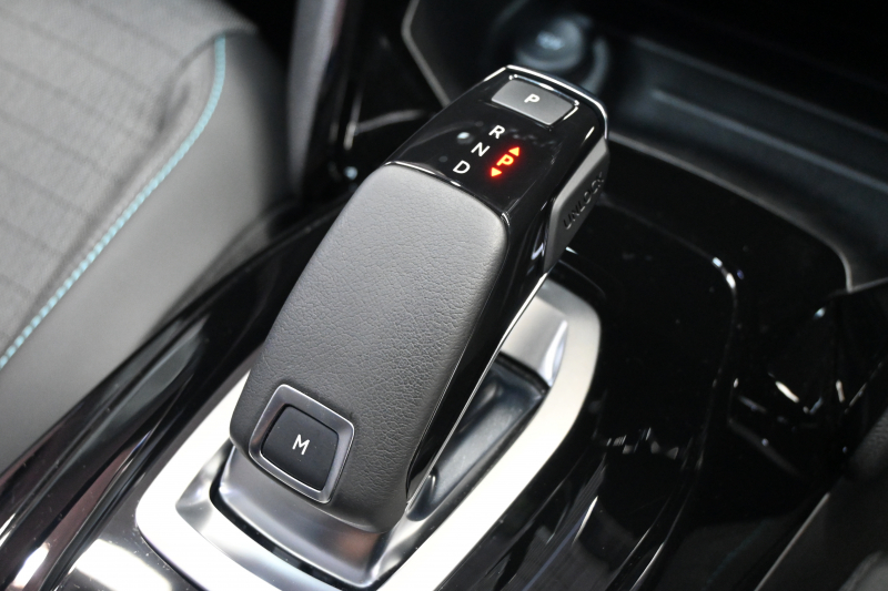 プジョー 2008 ｱﾘｭｰﾙ　 ACC LKA LPA CarPlay Pｽﾀ ECO ｺﾝﾋﾞﾚｻﾞｰ 7ｲﾝﾁﾀｯﾁｽｸﾘｰﾝ Bｶﾒﾗ ﾜｲﾔﾚｽ充電器 純正17ｲﾝﾁAW　2年保証付