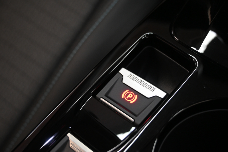 プジョー 2008 ｱﾘｭｰﾙ　 ACC LKA LPA CarPlay Pｽﾀ ECO ｺﾝﾋﾞﾚｻﾞｰ 7ｲﾝﾁﾀｯﾁｽｸﾘｰﾝ Bｶﾒﾗ ﾜｲﾔﾚｽ充電器 純正17ｲﾝﾁAW　2年保証付