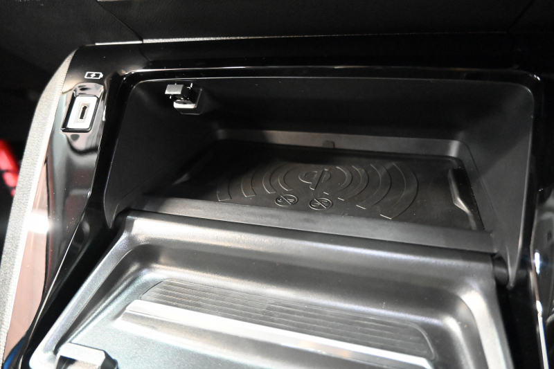 プジョー 2008 ｱﾘｭｰﾙ　 ACC LKA LPA CarPlay Pｽﾀ ECO ｺﾝﾋﾞﾚｻﾞｰ 7ｲﾝﾁﾀｯﾁｽｸﾘｰﾝ Bｶﾒﾗ ﾜｲﾔﾚｽ充電器 純正17ｲﾝﾁAW　2年保証付