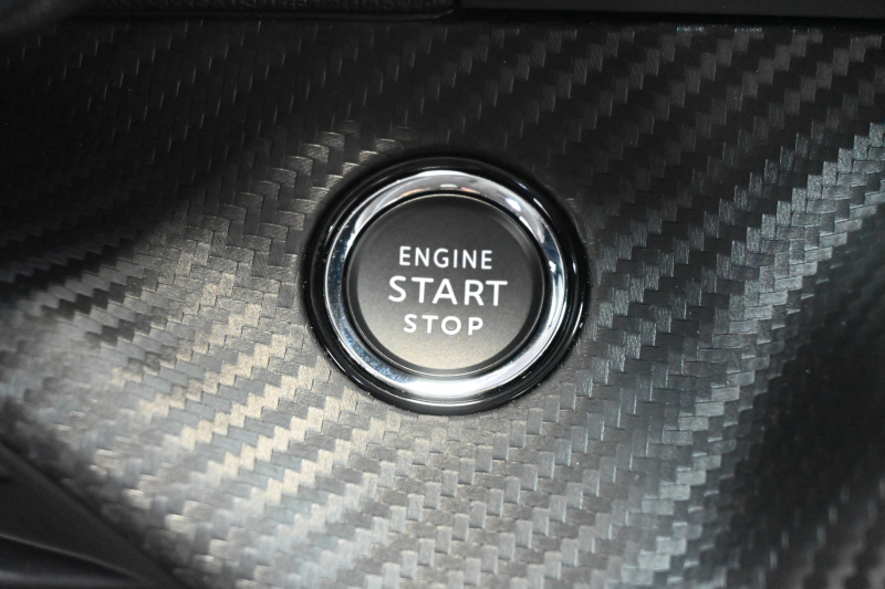 プジョー 2008 ｱﾘｭｰﾙ　 ACC LKA LPA CarPlay Pｽﾀ ECO ｺﾝﾋﾞﾚｻﾞｰ 7ｲﾝﾁﾀｯﾁｽｸﾘｰﾝ Bｶﾒﾗ ﾜｲﾔﾚｽ充電器 純正17ｲﾝﾁAW　2年保証付