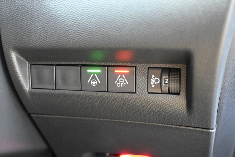 プジョー 2008 ｱﾘｭｰﾙ　 ACC LKA LPA CarPlay Pｽﾀ ECO ｺﾝﾋﾞﾚｻﾞｰ 7ｲﾝﾁﾀｯﾁｽｸﾘｰﾝ Bｶﾒﾗ ﾜｲﾔﾚｽ充電器 純正17ｲﾝﾁAW　2年保証付