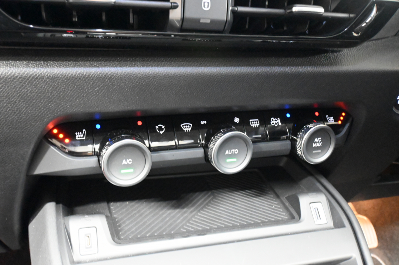 シトロエン C4 E-C4 ｼｬｲﾝ　☆期間限定掲載☆ 1ｵｰﾅｰ 急速充電対応 ACC BSM ﾍｯﾄﾞｱｯﾌﾟﾃﾞｨｽﾌﾟﾚｲ 黒革 ｻﾝﾙｰﾌ 10ｲﾝﾁﾀｯﾁｽｸﾘｰﾝ Carplay LEDﾍｯﾄﾞﾗｲﾄ 18ｲﾝﾁAW　新車保証