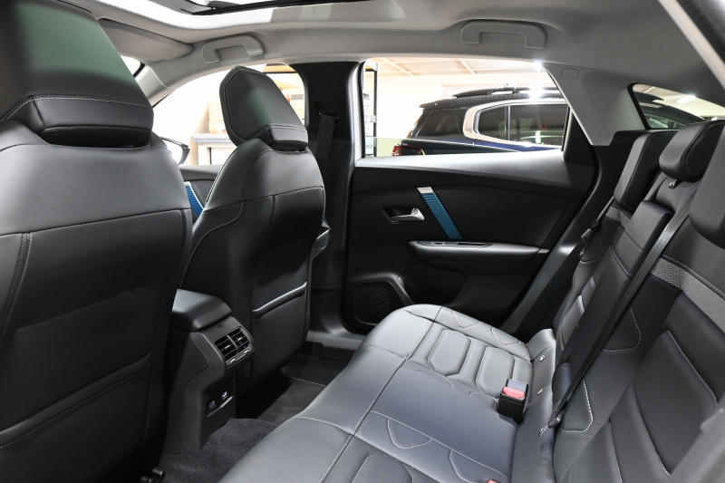 シトロエン C4 E-C4 ｼｬｲﾝ　☆期間限定掲載☆ 1ｵｰﾅｰ 急速充電対応 ACC BSM ﾍｯﾄﾞｱｯﾌﾟﾃﾞｨｽﾌﾟﾚｲ 黒革 ｻﾝﾙｰﾌ 10ｲﾝﾁﾀｯﾁｽｸﾘｰﾝ Carplay LEDﾍｯﾄﾞﾗｲﾄ 18ｲﾝﾁAW　新車保証