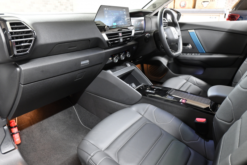 シトロエン C4 E-C4 ｼｬｲﾝ　☆期間限定掲載☆ 1ｵｰﾅｰ 急速充電対応 ACC BSM ﾍｯﾄﾞｱｯﾌﾟﾃﾞｨｽﾌﾟﾚｲ 黒革 ｻﾝﾙｰﾌ 10ｲﾝﾁﾀｯﾁｽｸﾘｰﾝ Carplay LEDﾍｯﾄﾞﾗｲﾄ 18ｲﾝﾁAW　新車保証