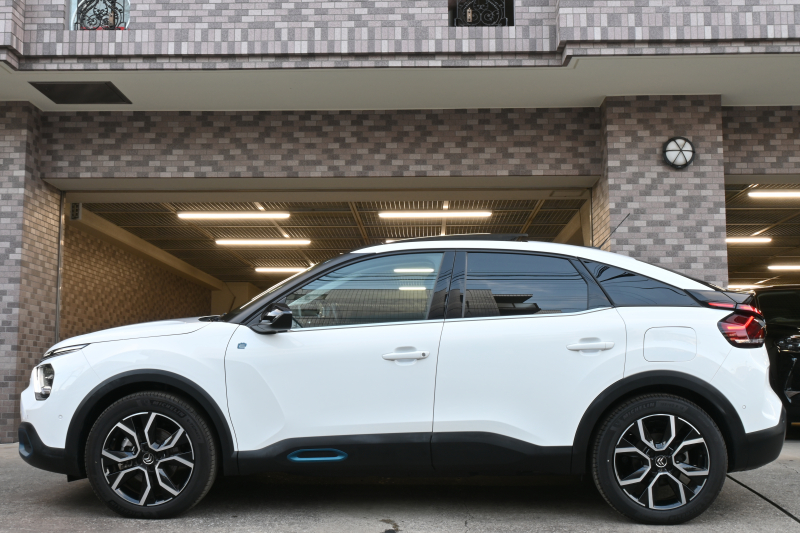 シトロエン C4 E-C4 ｼｬｲﾝ　☆期間限定掲載☆ 1ｵｰﾅｰ 急速充電対応 ACC BSM ﾍｯﾄﾞｱｯﾌﾟﾃﾞｨｽﾌﾟﾚｲ 黒革 ｻﾝﾙｰﾌ 10ｲﾝﾁﾀｯﾁｽｸﾘｰﾝ Carplay LEDﾍｯﾄﾞﾗｲﾄ 18ｲﾝﾁAW　新車保証