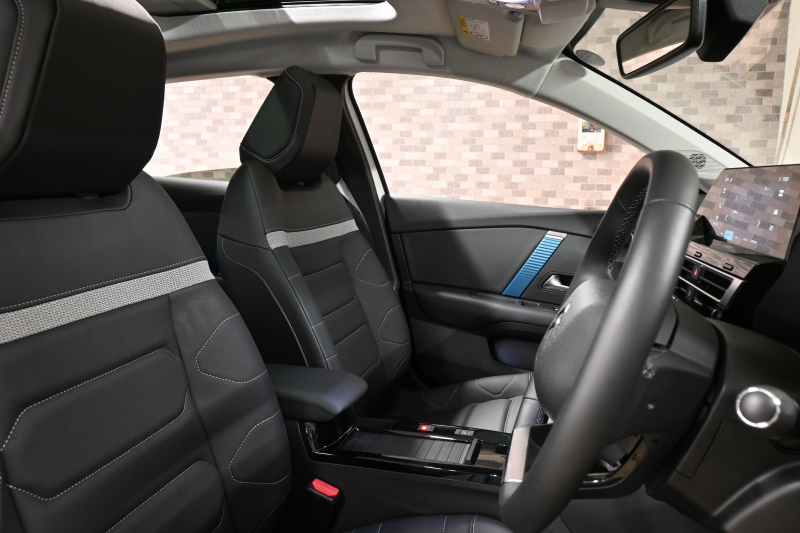 シトロエン C4 E-C4 ｼｬｲﾝ　☆期間限定掲載☆ 1ｵｰﾅｰ 急速充電対応 ACC BSM ﾍｯﾄﾞｱｯﾌﾟﾃﾞｨｽﾌﾟﾚｲ 黒革 ｻﾝﾙｰﾌ 10ｲﾝﾁﾀｯﾁｽｸﾘｰﾝ Carplay LEDﾍｯﾄﾞﾗｲﾄ 18ｲﾝﾁAW　新車保証