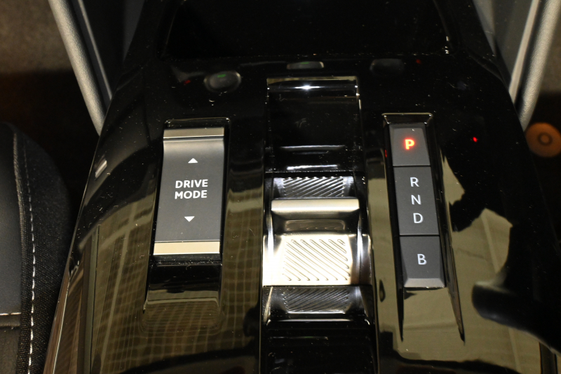 シトロエン C4 E-C4 ｼｬｲﾝ　☆期間限定掲載☆ 1ｵｰﾅｰ 急速充電対応 ACC BSM ﾍｯﾄﾞｱｯﾌﾟﾃﾞｨｽﾌﾟﾚｲ 黒革 ｻﾝﾙｰﾌ 10ｲﾝﾁﾀｯﾁｽｸﾘｰﾝ Carplay LEDﾍｯﾄﾞﾗｲﾄ 18ｲﾝﾁAW　新車保証