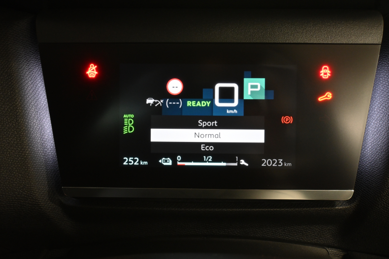 シトロエン C4 E-C4 ｼｬｲﾝ　☆期間限定掲載☆ 1ｵｰﾅｰ 急速充電対応 ACC BSM ﾍｯﾄﾞｱｯﾌﾟﾃﾞｨｽﾌﾟﾚｲ 黒革 ｻﾝﾙｰﾌ 10ｲﾝﾁﾀｯﾁｽｸﾘｰﾝ Carplay LEDﾍｯﾄﾞﾗｲﾄ 18ｲﾝﾁAW　新車保証