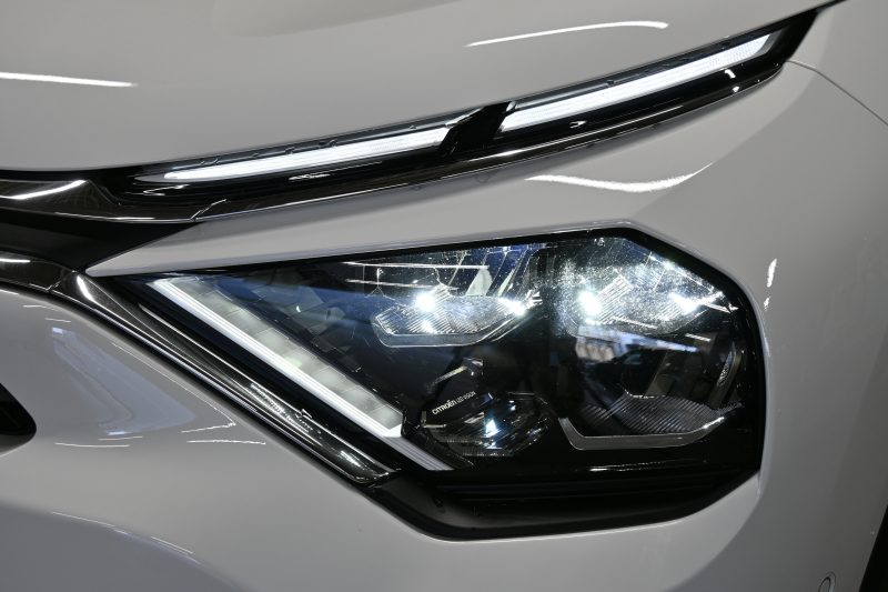 シトロエン C4 E-C4 ｼｬｲﾝ　☆期間限定掲載☆ 1ｵｰﾅｰ 急速充電対応 ACC BSM ﾍｯﾄﾞｱｯﾌﾟﾃﾞｨｽﾌﾟﾚｲ 黒革 ｻﾝﾙｰﾌ 10ｲﾝﾁﾀｯﾁｽｸﾘｰﾝ Carplay LEDﾍｯﾄﾞﾗｲﾄ 18ｲﾝﾁAW　新車保証