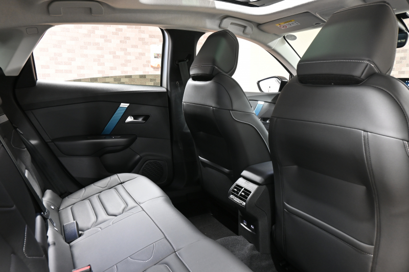 シトロエン C4 E-C4 ｼｬｲﾝ　☆期間限定掲載☆ 1ｵｰﾅｰ 急速充電対応 ACC BSM ﾍｯﾄﾞｱｯﾌﾟﾃﾞｨｽﾌﾟﾚｲ 黒革 ｻﾝﾙｰﾌ 10ｲﾝﾁﾀｯﾁｽｸﾘｰﾝ Carplay LEDﾍｯﾄﾞﾗｲﾄ 18ｲﾝﾁAW　新車保証