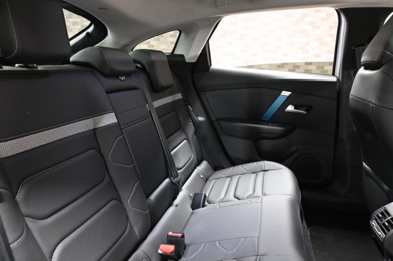 シトロエン C4 E-C4 ｼｬｲﾝ　☆期間限定掲載☆ 1ｵｰﾅｰ 急速充電対応 ACC BSM ﾍｯﾄﾞｱｯﾌﾟﾃﾞｨｽﾌﾟﾚｲ 黒革 ｻﾝﾙｰﾌ 10ｲﾝﾁﾀｯﾁｽｸﾘｰﾝ Carplay LEDﾍｯﾄﾞﾗｲﾄ 18ｲﾝﾁAW　新車保証