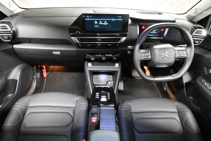 シトロエン C4 E-C4 ｼｬｲﾝ　☆期間限定掲載☆ 1ｵｰﾅｰ 急速充電対応 ACC BSM ﾍｯﾄﾞｱｯﾌﾟﾃﾞｨｽﾌﾟﾚｲ 黒革 ｻﾝﾙｰﾌ 10ｲﾝﾁﾀｯﾁｽｸﾘｰﾝ Carplay LEDﾍｯﾄﾞﾗｲﾄ 18ｲﾝﾁAW　新車保証