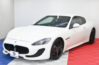 マセラティ グランツーリズモ ｽﾎﾟｰﾂ MCｵｰﾄｼﾌﾄ　ｱﾙｶﾝﾀｰﾗPKG ﾃﾞｨｰﾌﾟﾌﾞﾙｰｱﾙｶﾝﾀｰﾗ×黒革ｼｰﾄ&ｶｰﾎﾞﾝｲﾝﾃﾘｱﾄﾘﾑ  純正ﾅﾋﾞTV Bｶﾒﾗ ｱﾙｶﾝﾀｰﾗ×本革ｽﾃｱ&ﾊﾟﾄﾞﾙｼﾌﾄ 20ｲﾝﾁMCﾏｯﾄｸﾞﾗﾌｧｲﾄﾘﾑAW ﾌﾞﾙｰｷｬﾘﾊﾟｰ　2年保証付