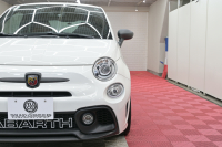 アバルト 595 595ｺﾝﾍﾟﾃｨﾂｨｵｰﾈ　正規D車 左H 5速MT Sabeltｽﾎﾟｰﾂｼｰﾄ(ﾌﾞﾗｳﾝ) Uconnectﾌﾟﾚｰﾔｰ Carplay/AndroidAuto 17ｲﾝﾁAW ﾚｯﾄﾞｷｬﾘﾊﾟｰ ﾚｺｰﾄﾞﾓﾝﾂｧ　2年保証付