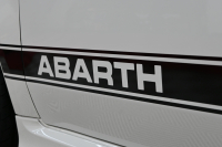 アバルト 595 595ｺﾝﾍﾟﾃｨﾂｨｵｰﾈ　正規D車 左H 5速MT Sabeltｽﾎﾟｰﾂｼｰﾄ(ﾌﾞﾗｳﾝ) Uconnectﾌﾟﾚｰﾔｰ Carplay/AndroidAuto 17ｲﾝﾁAW ﾚｯﾄﾞｷｬﾘﾊﾟｰ ﾚｺｰﾄﾞﾓﾝﾂｧ　2年保証付