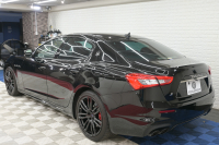 マセラティ ギブリ S ｸﾞﾗﾝｽﾎﾟｰﾂ ﾈﾘｯｼﾓPKG　ACC BSM 黒革 8.4ｲﾝﾁMTC+ TV CarPlay 360ｶﾒﾗ ｳﾗｰﾉ20ｲﾝﾁAW ﾊﾟﾄﾞﾙｼﾌﾄ harman/kardon　2年保証付