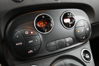 アバルト 595 ｺﾝﾍﾟﾃｨﾂｨｵｰﾈ　正規D車 左H 5速MT Sabeltｽﾎﾟｰﾂｼｰﾄ Uconnectﾌﾟﾚｰﾔｰ Carplay/AndroidAuto 17ｲﾝﾁAW ﾚｯﾄﾞｷｬﾘﾊﾟｰ ﾚｺｰﾄﾞﾓﾝﾂｧ　2年保証付