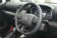 シトロエン C3 ｴｱｸﾛｽSUV ﾌﾞﾙｰHDi ｼｬｲﾝPKG　後期ﾓﾃﾞﾙ ﾚｻﾞｰ×ﾌｧﾌﾞﾘｯｸｺﾝﾋﾞﾚｻﾞｰｼｰﾄ ﾊﾟﾉﾗﾏSR ｸﾙｺﾝ 純正7ｲﾝﾁﾀｯﾁｽｸﾘｰﾝ CarPlay Bｶﾒﾗ 純正17ｲﾝﾁAW LEDﾗｲﾄ ｱｸﾃｨﾌﾞｾｰﾌﾃｨﾌﾞﾚｰｷ　2年保証付