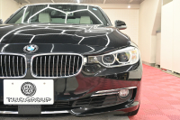 BMW 3シリーズ 320i ﾗｸﾞｼﾞｭｱﾘｰ　正規D車 ACC 白革 ｳｯﾄﾞ調ｲﾝﾃﾘｱ Sportﾓｰﾄﾞ ECOﾓｰﾄﾞ HIDﾍｯﾄﾞﾗｲﾄ 純正18ｲﾝﾁAW　2年保証付
