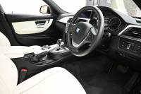 BMW 3シリーズ 320i ﾗｸﾞｼﾞｭｱﾘｰ　正規D車 ACC 白革 ｳｯﾄﾞ調ｲﾝﾃﾘｱ Sportﾓｰﾄﾞ ECOﾓｰﾄﾞ HIDﾍｯﾄﾞﾗｲﾄ 純正18ｲﾝﾁAW　2年保証付