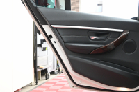 BMW 3シリーズ 320i ﾗｸﾞｼﾞｭｱﾘｰ　後期ﾓﾃﾞﾙ 正規D車 黒革 ﾋｰﾀｰ 純正ﾅﾋﾞ Bｶﾒﾗ Blouetoothｵｰﾃﾞｨｵ ACC LEDﾍｯﾄﾞﾗｲﾄ Sportﾓｰﾄﾞ 純正17ｲﾝﾁAW　2年保証付