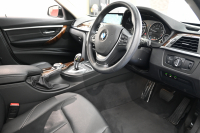 BMW 3シリーズ 320i ﾗｸﾞｼﾞｭｱﾘｰ　後期ﾓﾃﾞﾙ 正規D車 黒革 ﾋｰﾀｰ 純正ﾅﾋﾞ Bｶﾒﾗ Blouetoothｵｰﾃﾞｨｵ ACC LEDﾍｯﾄﾞﾗｲﾄ Sportﾓｰﾄﾞ 純正17ｲﾝﾁAW　2年保証付
