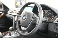 BMW 3シリーズ 320i ﾗｸﾞｼﾞｭｱﾘｰ　後期ﾓﾃﾞﾙ 正規D車 黒革 ﾋｰﾀｰ 純正ﾅﾋﾞ Bｶﾒﾗ Blouetoothｵｰﾃﾞｨｵ ACC LEDﾍｯﾄﾞﾗｲﾄ Sportﾓｰﾄﾞ 純正17ｲﾝﾁAW　2年保証付