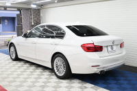 BMW 3シリーズ 320i ﾗｸﾞｼﾞｭｱﾘｰ　後期ﾓﾃﾞﾙ 正規D車 黒革 ﾋｰﾀｰ 純正ﾅﾋﾞ Bｶﾒﾗ Blouetoothｵｰﾃﾞｨｵ ACC LEDﾍｯﾄﾞﾗｲﾄ Sportﾓｰﾄﾞ 純正17ｲﾝﾁAW　2年保証付