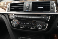 BMW 3シリーズ 320i ﾗｸﾞｼﾞｭｱﾘｰ　後期ﾓﾃﾞﾙ 正規D車 黒革 ﾋｰﾀｰ 純正ﾅﾋﾞ Bｶﾒﾗ Blouetoothｵｰﾃﾞｨｵ ACC LEDﾍｯﾄﾞﾗｲﾄ Sportﾓｰﾄﾞ 純正17ｲﾝﾁAW　2年保証付