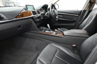 BMW 3シリーズ 320i ﾗｸﾞｼﾞｭｱﾘｰ　後期ﾓﾃﾞﾙ 正規D車 黒革 ﾋｰﾀｰ 純正ﾅﾋﾞ Bｶﾒﾗ Blouetoothｵｰﾃﾞｨｵ ACC LEDﾍｯﾄﾞﾗｲﾄ Sportﾓｰﾄﾞ 純正17ｲﾝﾁAW　2年保証付