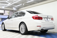 BMW 3シリーズ 320i ﾗｸﾞｼﾞｭｱﾘｰ　後期ﾓﾃﾞﾙ 正規D車 黒革 ﾋｰﾀｰ 純正ﾅﾋﾞ Bｶﾒﾗ Blouetoothｵｰﾃﾞｨｵ ACC LEDﾍｯﾄﾞﾗｲﾄ Sportﾓｰﾄﾞ 純正17ｲﾝﾁAW　2年保証付