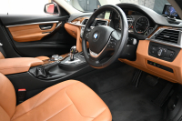 BMW 3シリーズ 320i ﾗｸﾞｼﾞｭｱﾘｰ　後期ﾓﾃﾞﾙ 正規D車 茶革 ﾋｰﾀｰ 純正ﾅﾋﾞ Bｶﾒﾗ Blouetoothｵｰﾃﾞｨｵ ACC LEDﾍｯﾄﾞﾗｲﾄ Sportﾓｰﾄﾞ 純正17ｲﾝﾁAW　2年保証付