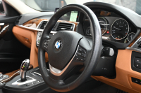 BMW 3シリーズ 320i ﾗｸﾞｼﾞｭｱﾘｰ　後期ﾓﾃﾞﾙ 正規D車 茶革 ﾋｰﾀｰ 純正ﾅﾋﾞ Bｶﾒﾗ Blouetoothｵｰﾃﾞｨｵ ACC LEDﾍｯﾄﾞﾗｲﾄ Sportﾓｰﾄﾞ 純正17ｲﾝﾁAW　2年保証付