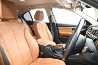 BMW 3シリーズ 320i ﾗｸﾞｼﾞｭｱﾘｰ　後期ﾓﾃﾞﾙ 正規D車 茶革 ﾋｰﾀｰ 純正ﾅﾋﾞ Bｶﾒﾗ Blouetoothｵｰﾃﾞｨｵ ACC LEDﾍｯﾄﾞﾗｲﾄ Sportﾓｰﾄﾞ 純正17ｲﾝﾁAW　2年保証付