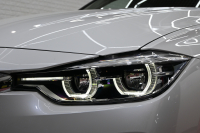 BMW 3シリーズ 320i ﾗｸﾞｼﾞｭｱﾘｰ　後期ﾓﾃﾞﾙ 正規D車 茶革 ﾋｰﾀｰ 純正ﾅﾋﾞ Bｶﾒﾗ Blouetoothｵｰﾃﾞｨｵ ACC LEDﾍｯﾄﾞﾗｲﾄ Sportﾓｰﾄﾞ 純正17ｲﾝﾁAW　2年保証付