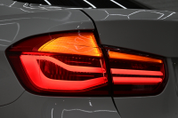 BMW 3シリーズ 320i ﾗｸﾞｼﾞｭｱﾘｰ　後期ﾓﾃﾞﾙ 正規D車 茶革 ﾋｰﾀｰ 純正ﾅﾋﾞ Bｶﾒﾗ Blouetoothｵｰﾃﾞｨｵ ACC LEDﾍｯﾄﾞﾗｲﾄ Sportﾓｰﾄﾞ 純正17ｲﾝﾁAW　2年保証付