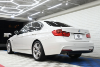 BMW 3シリーズ 320i Mｽﾎﾟｰﾂ　正規D車 ACC 黒革 ﾋｰﾀｰ 純正ﾅﾋﾞ TV Bｶﾒﾗ PTS LEDﾍｯﾄﾞﾗｲﾄ ｳｯﾄﾞ調ｲﾝﾃﾘｱ Sportﾓｰﾄﾞ ECOﾓｰﾄﾞ Mﾏﾙﾁﾌｧﾝｸｼｮﾝｽﾃｱﾘﾝｸﾞ Mｽｶｯﾌﾌﾟﾚｰﾄ 純正M18ｲﾝﾁAW　2年保証付