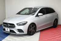 メルセデスベンツ Bクラス B220d AMGﾗｲﾝ&ﾚｻﾞｰｴｸｽｸﾙｰｼﾌﾞPKG ﾚｰﾀﾞｰSP　後期ﾓﾃﾞﾙ ACC 黒革 MBUXﾅﾋﾞ TV Bｶﾒﾗ HUD ｶｰﾎﾞﾝ調ｲﾝﾃﾘｱ ｺﾝﾌｫｰﾄｻｽﾍﾟﾝｼｮﾝ AMGｴｱﾛ&18ｲﾝﾁAW　2年保証