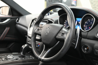 マセラティ ギブリ ﾍﾞｰｽｸﾞﾚｰﾄﾞ　ACC BSM 黒革 ﾋｰﾀｰ ｻﾝﾙｰﾌ 8.4ｲﾝﾁﾅﾋﾞ TV 360ｶﾒﾗ Carplay Blouetoothｵｰﾃﾞｨｵ ｶｰﾎﾞﾝｲﾝﾃﾘｱ ｽｶｲﾌｯｸｻｽﾍﾟﾝｼｮﾝ Sportﾓｰﾄﾞ 純正OP21ｲﾝﾁﾁﾀｰﾉAW　2年保証