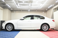 BMW 3シリーズ 320i ﾗｸﾞｼﾞｭｱﾘｰ　後期ﾓﾃﾞﾙ 1ｵｰﾅｰ ﾌﾞﾗｳﾝﾚｻﾞｰ IDriveﾅﾋﾞ ﾊﾞｯｸｶﾒﾗ Blouetoothｵｰﾃﾞｨｵ ｱﾀﾞﾌﾟﾃｨﾌﾞｸﾙｰｽﾞｺﾝﾄﾛｰﾙ LEDﾍｯﾄﾞﾗｲﾄ ﾊﾟｰｷﾝｸﾞｾﾝｻｰ 純正17ｲﾝﾁAW　2年保証