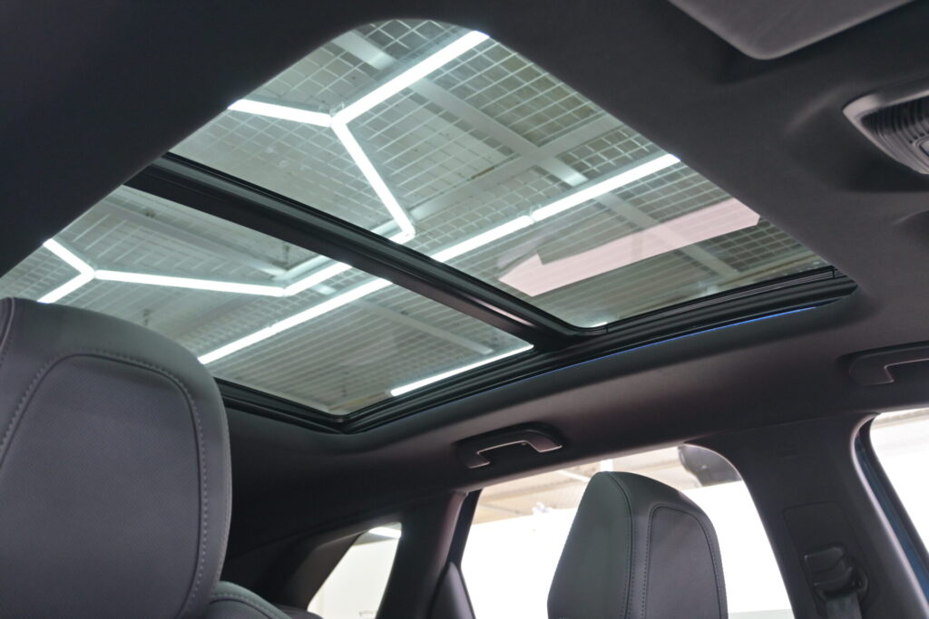 プジョー 3008 GT HYBRID4 安心の安全装備と実用性