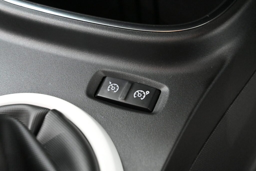 軽快な走りと使いやすさが魅力のルノー トゥインゴ インテンス