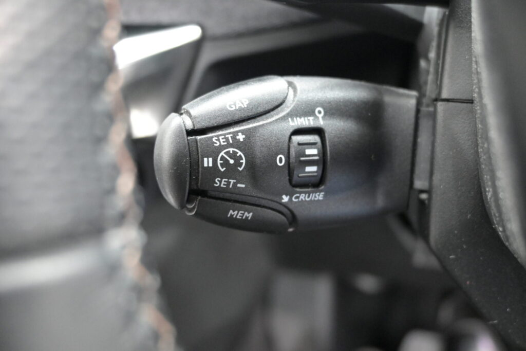 プジョー 5008 GT 安心装備と実用性のある一台