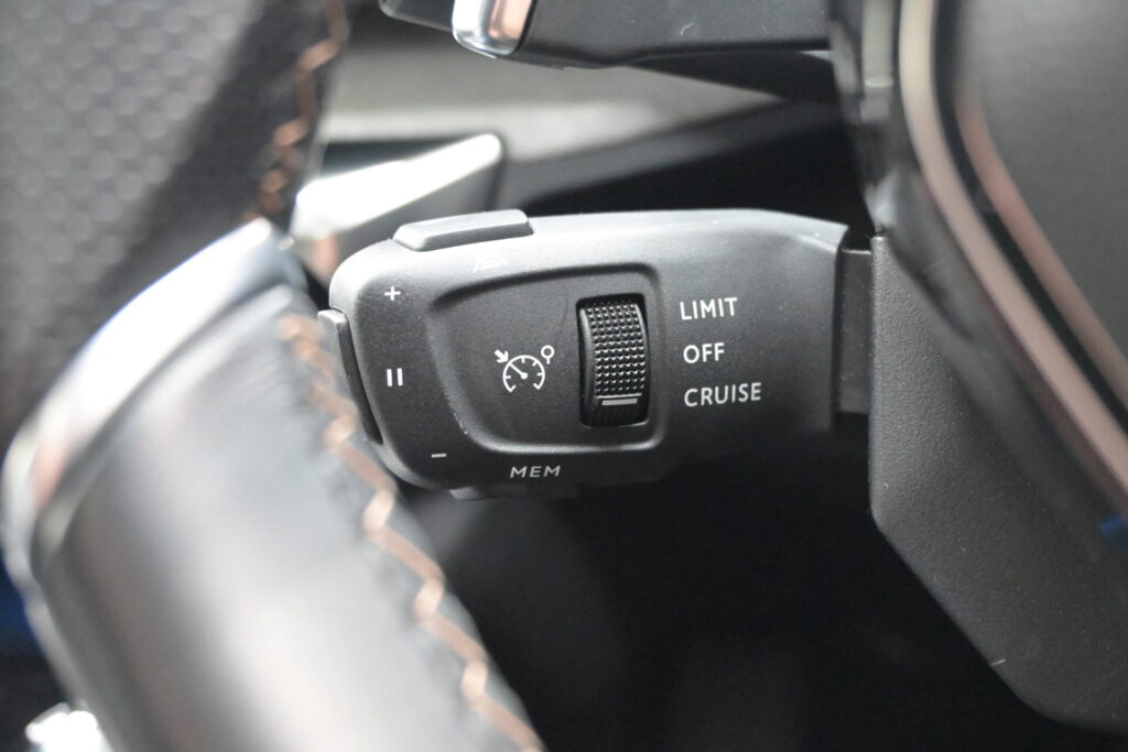 プジョー 3008 GT HYBRID4 快適装備が充実した人気SUV