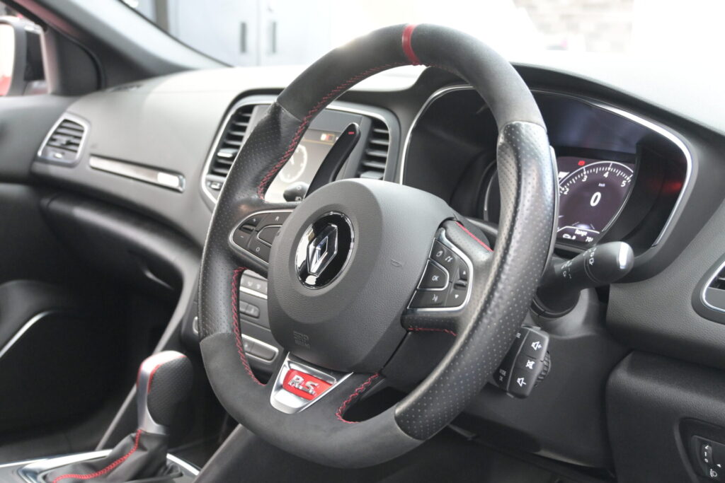 ルノー メガーヌ RSトロフィー 街乗りからワインディングまで