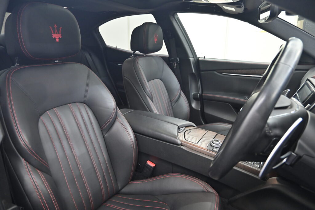 マセラティ ギブリ S 安心の保証付で楽しむラグジュアリーセダン