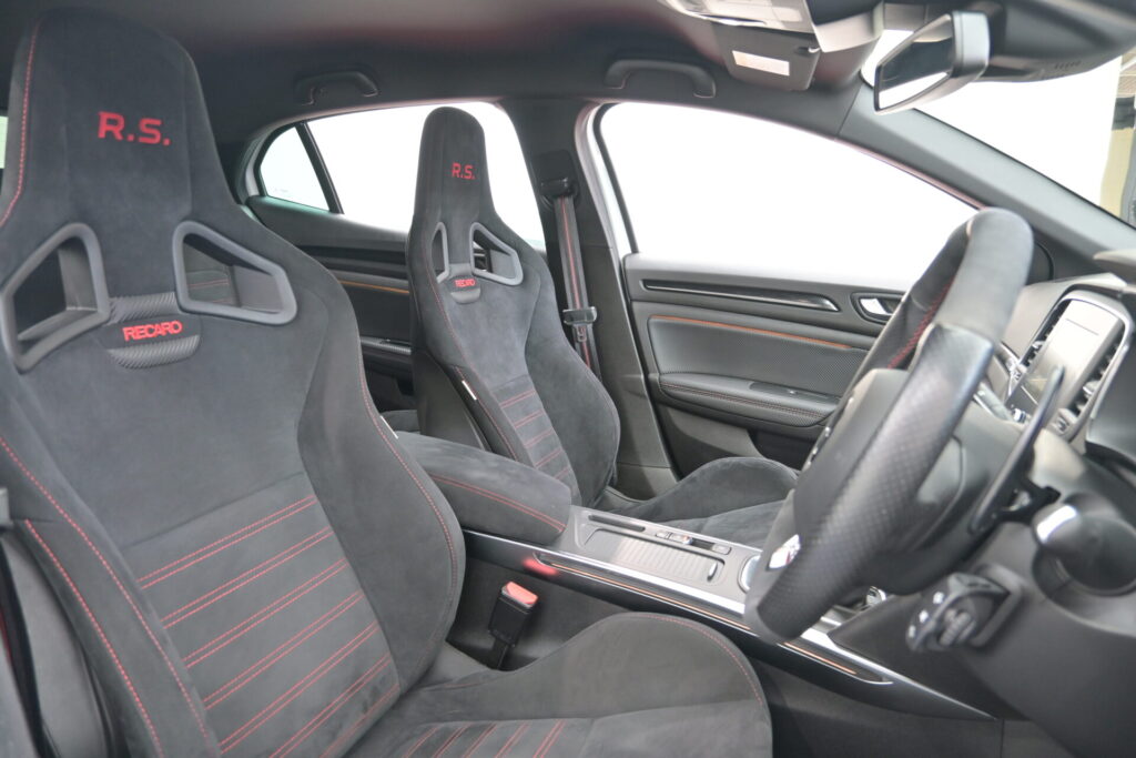 ルノー メガーヌ RSトロフィー 街乗りからワインディングまで