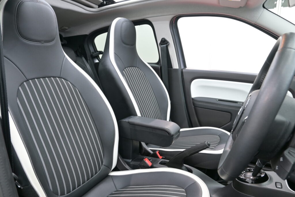 街乗りが楽しい！ルノー トゥインゴ インテンス キャンバストップ