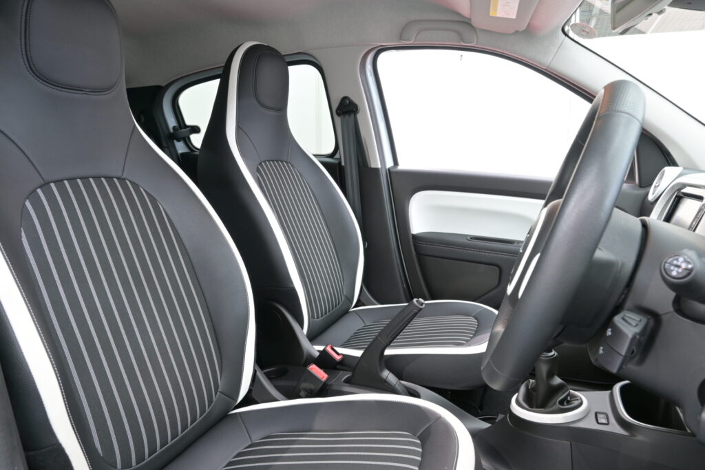 軽快な走りと使いやすさが魅力のルノー トゥインゴ インテンス